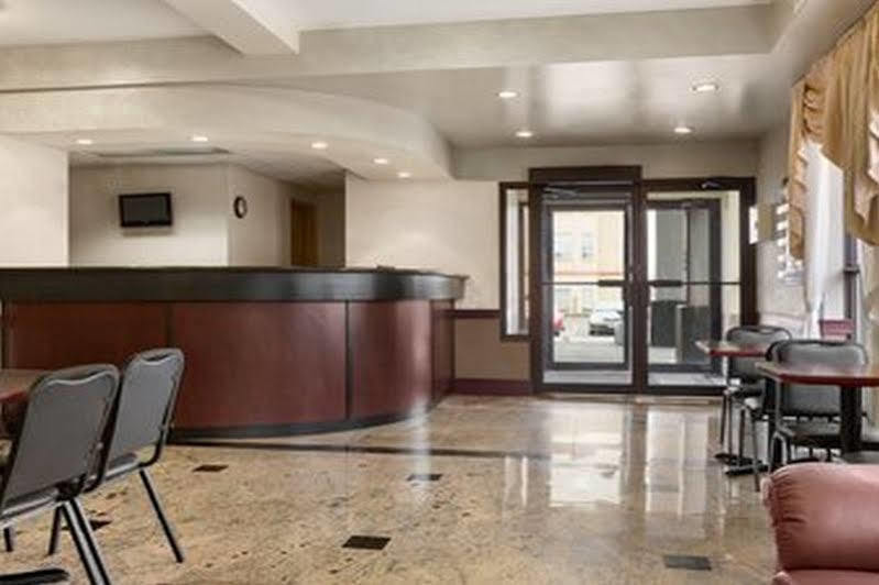 Days Inn By Wyndham Toronto East Lakeview Exterior foto